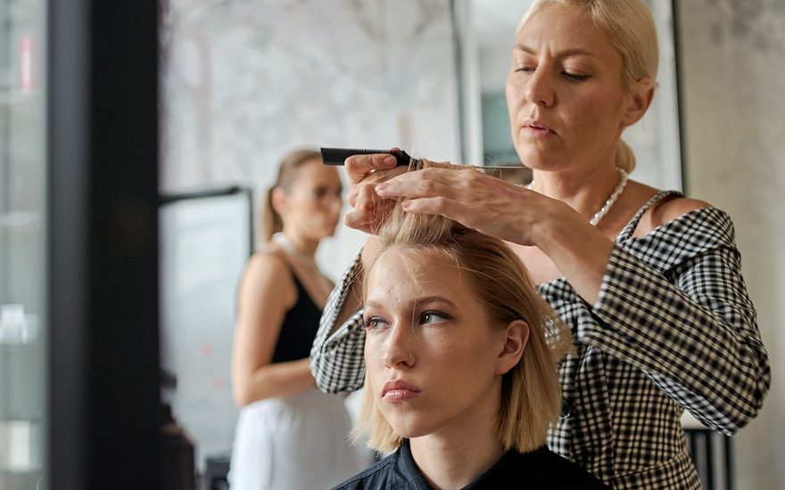 ヘアサロンで施術を受ける女性